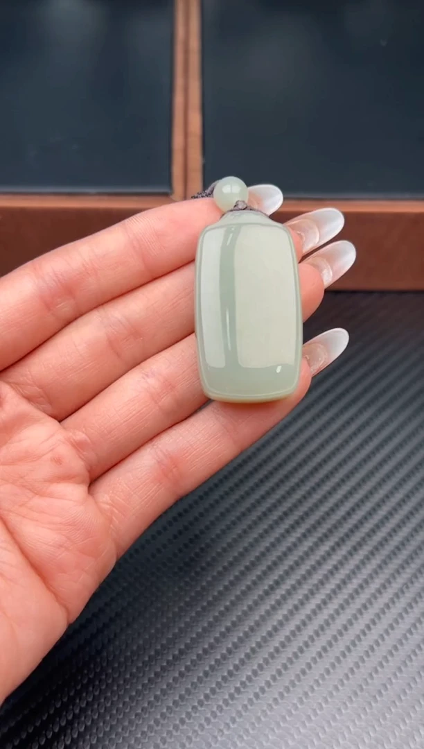 吊坠(赠链)未镶嵌和田玉且末微色差近矿吊坠m