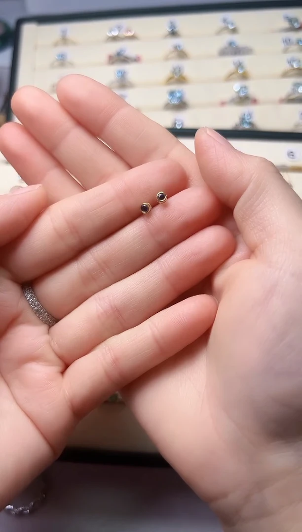 【闪购商品】蓝宝石耳饰18K金镶嵌蓝宝石耳钉