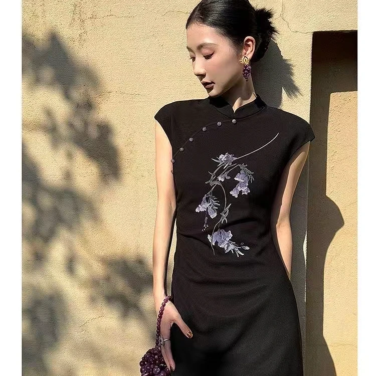 黑色罗马棉刺绣A字形改良版旗袍