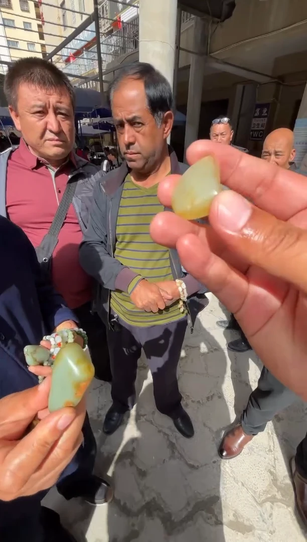 未镶嵌和田玉（糖玉）挂件和田玉