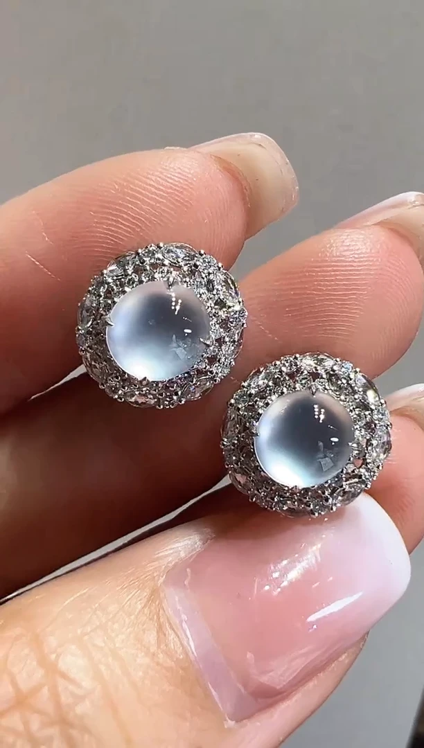 18K金镶嵌翡翠耳饰蛋面