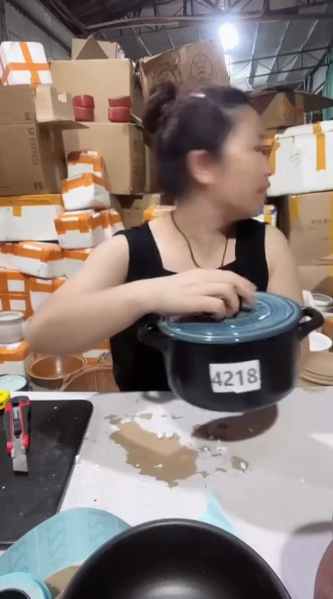 4218瑕疵黑锅带盖。。