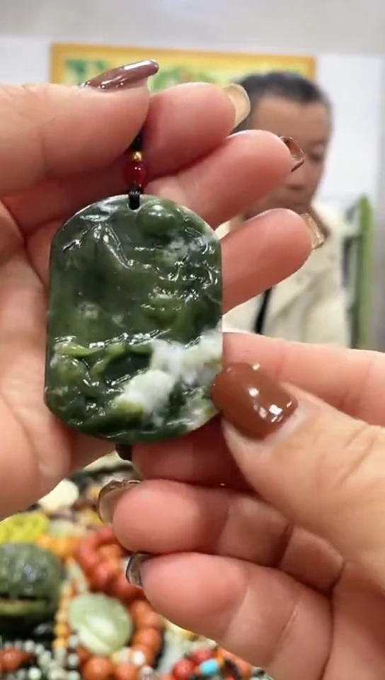 未镶嵌蛇纹石玉吊坠