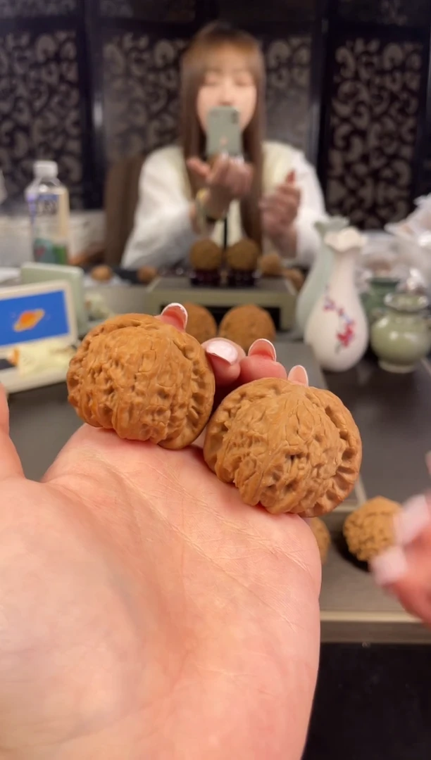 【闪购商品】文玩核桃把件白狮子44尺-1