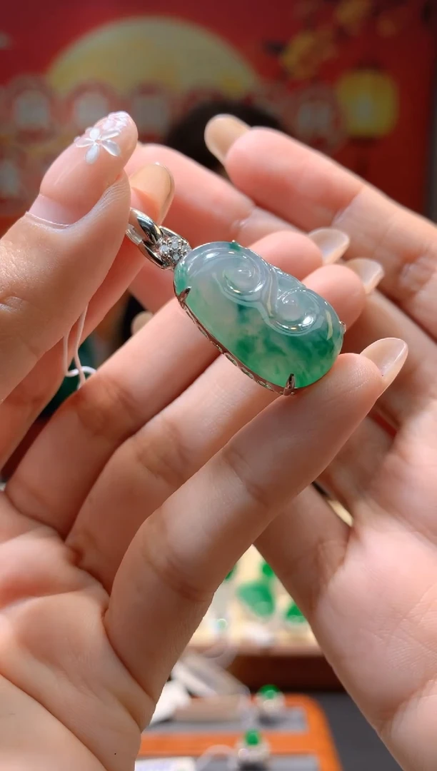 颈饰18K金镶嵌翡翠好***。1