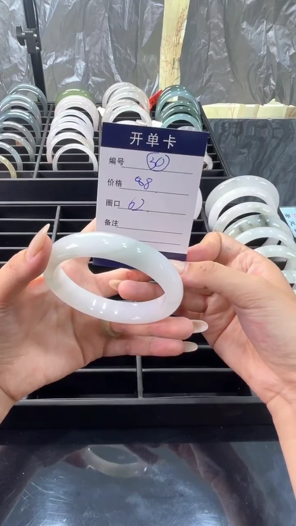 未镶嵌手镯石英岩玉手镯