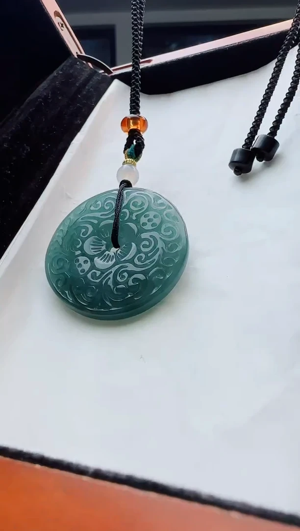 翡翠未镶嵌颈饰多样性发货其中一件