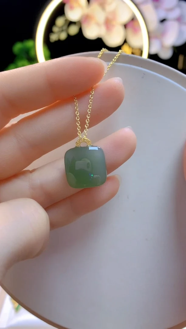 和田玉18K金镶嵌吊坠(赠链)湖水绿方糖