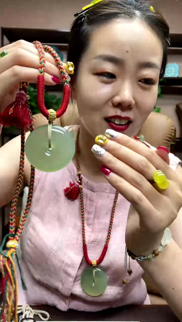 岫玉未镶嵌吊坠多样性发货发其中之一