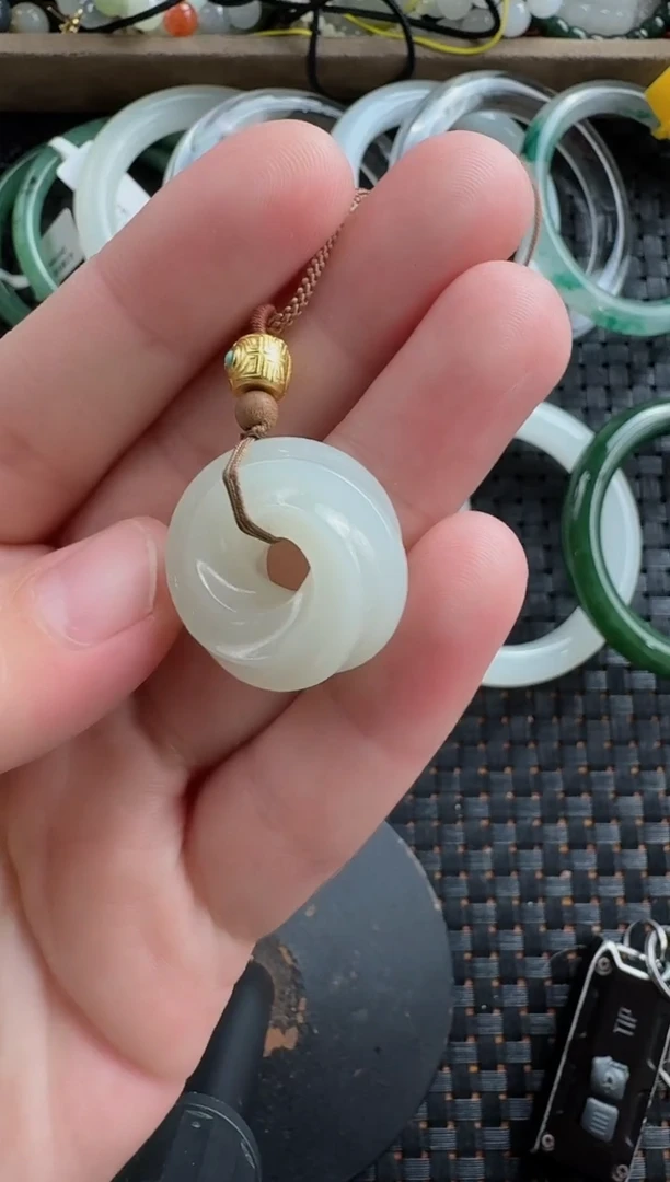 颈饰未镶嵌和田玉莫比乌斯环