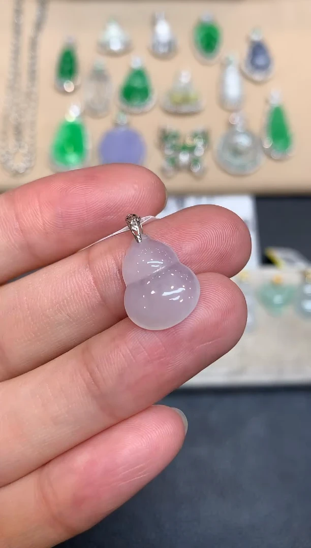 颈饰18K金镶嵌翡翠葫芦【无服务费