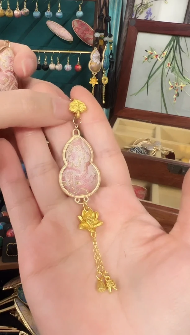 【闪购商品】【年后预售】粉定胜压襟随机花位一个