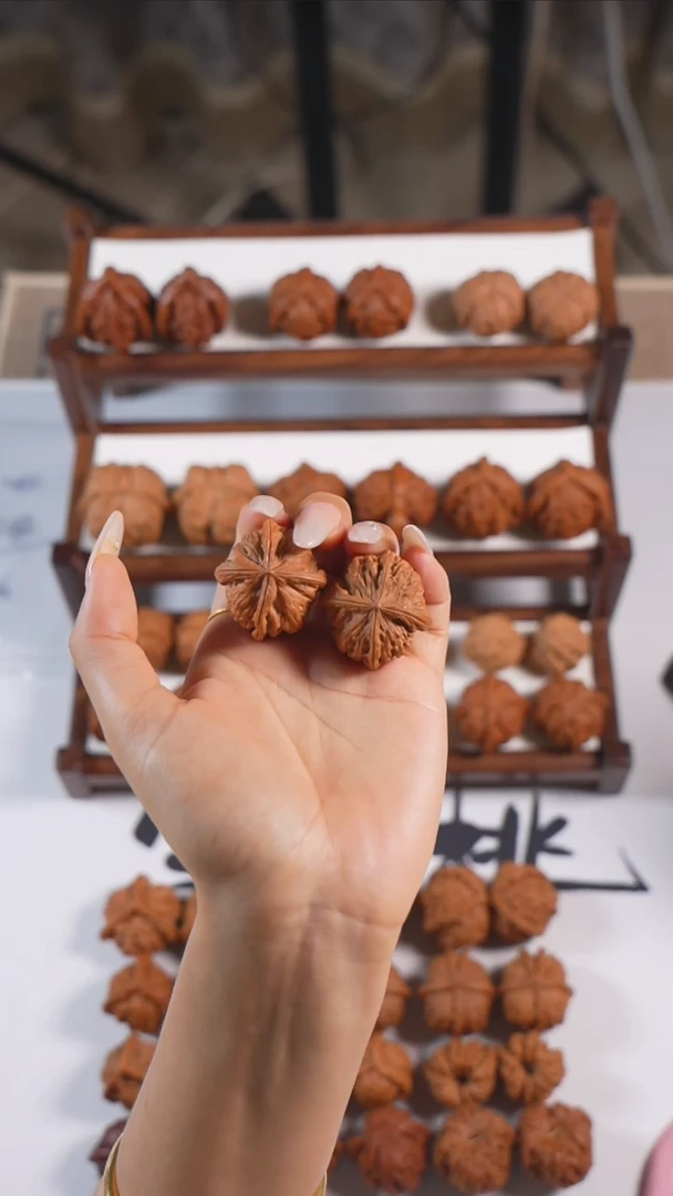 文玩核桃吊坠白狮子四棱