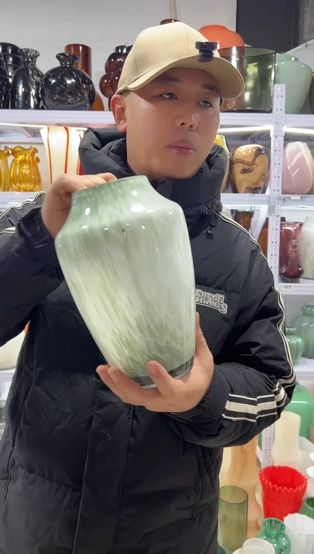 小号豆沙绿白瓷彩点花瓶微瑕介意勿拍