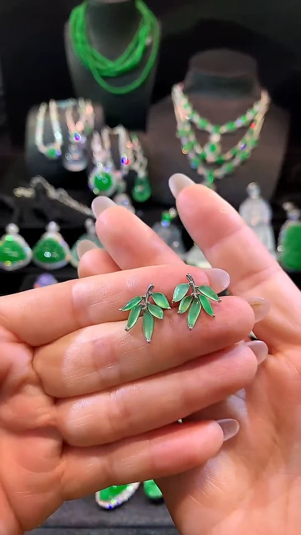 18K金镶嵌翡翠耳饰耳饰