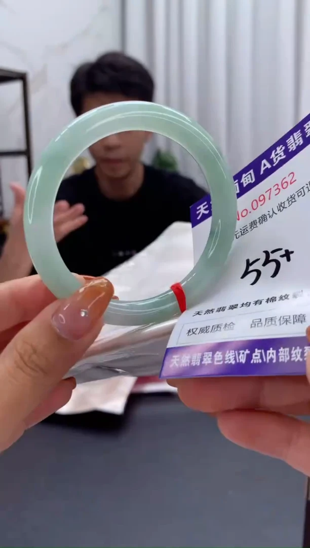 未镶嵌手镯翡翠有纹，完美者勿拍