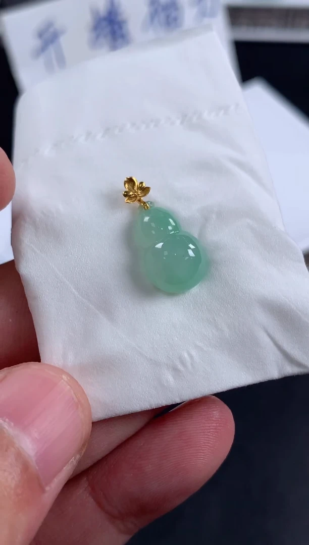 颈饰18K金镶嵌翡翠清**人翡翠