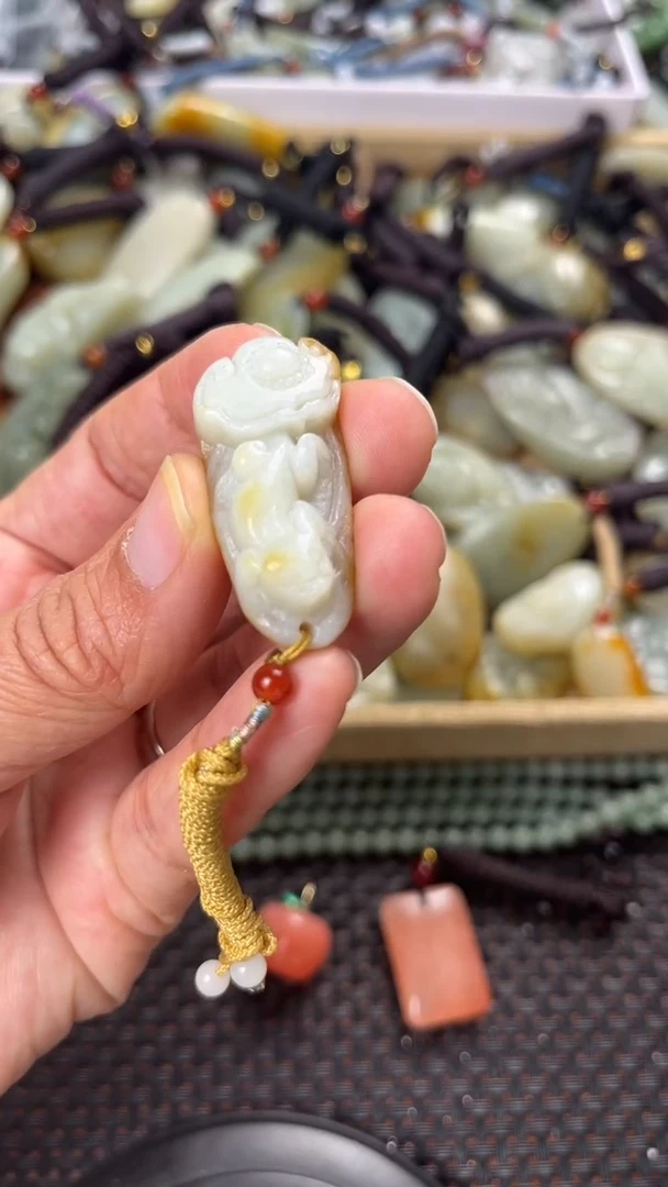 【闪购商品】和田玉颈饰未镶嵌多样性发货没有证书拍一发一有瑕