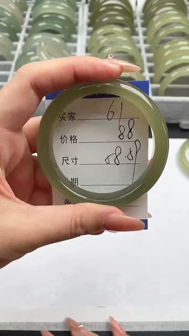 未镶嵌手镯石英质玉湖水绿