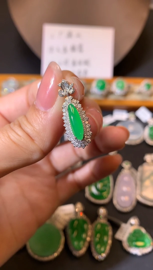 【闪购商品】翡翠吊坠(不含链)18K金镶嵌吊坠