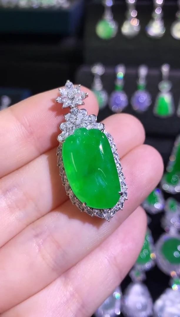 颈饰18K金镶嵌翡翠高冰满绿正阳绿福瓜