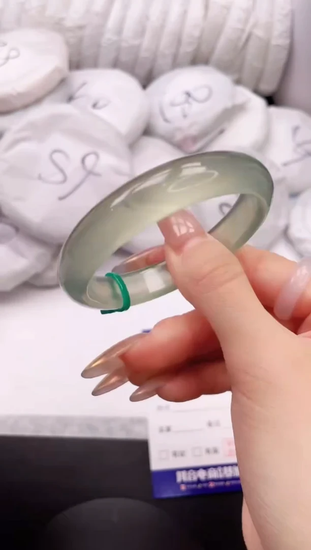 【闪购商品】石英质玉手镯未镶嵌30K49-52