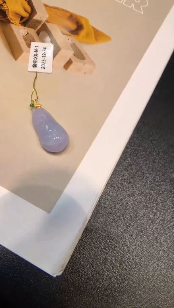 颈饰18K金镶嵌翡翠花件吊坠