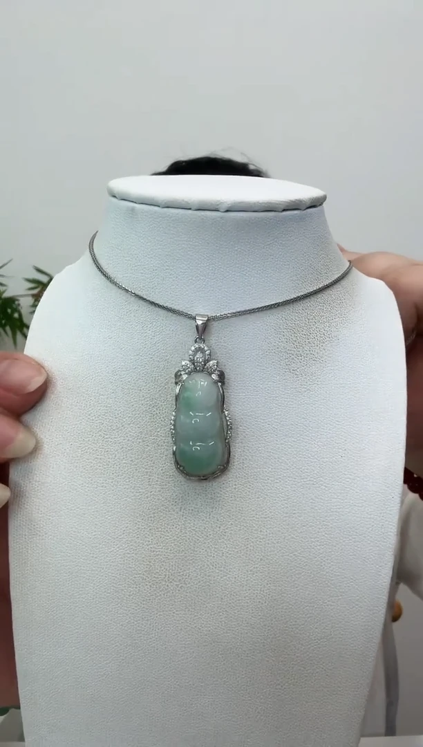 翡翠银S925镶嵌吊坠(赠链)小福豆