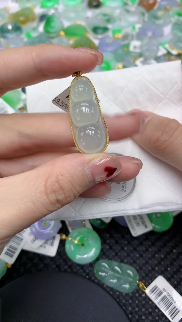 翡翠18K金镶嵌颈饰111111111