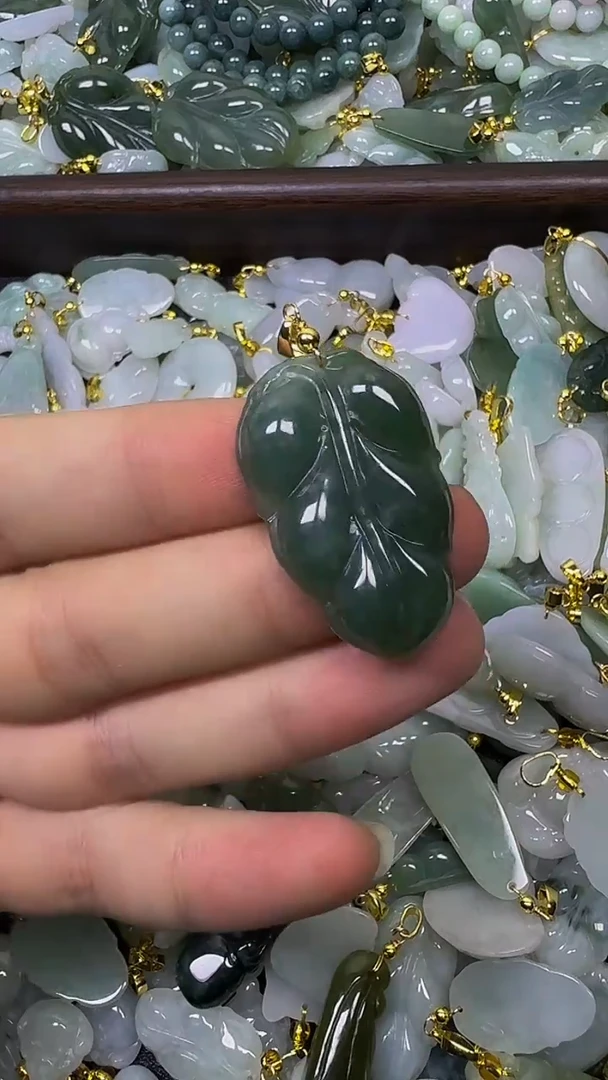 颈饰未镶嵌翡翠颈饰未嵌镶翡翠