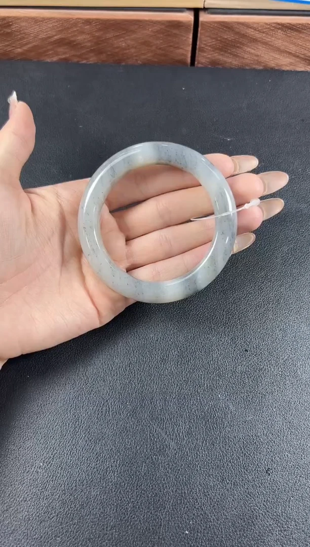 和田玉手镯未镶嵌黑山微色差56+手镯