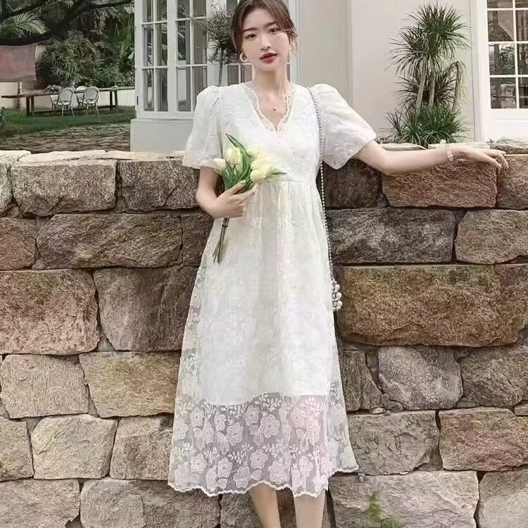 高货刺绣法式初恋白色v领蕾丝温柔高端连衣裙