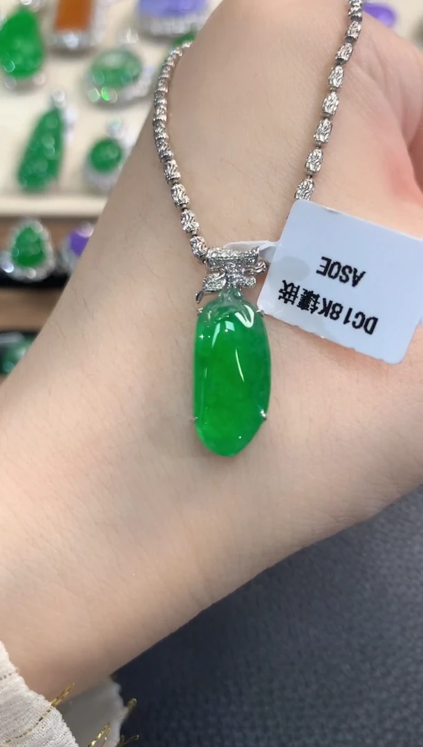 翡翠18K金镶嵌吊坠(不含链)春日珠宝 C43