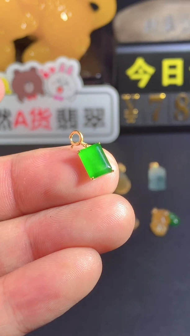 颈饰18K金镶嵌翡翠