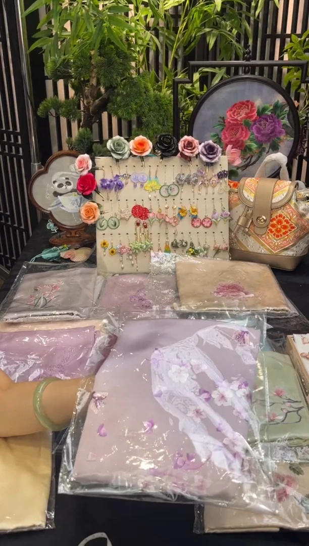 织绣牧**笛非遗苏绣手工饰品