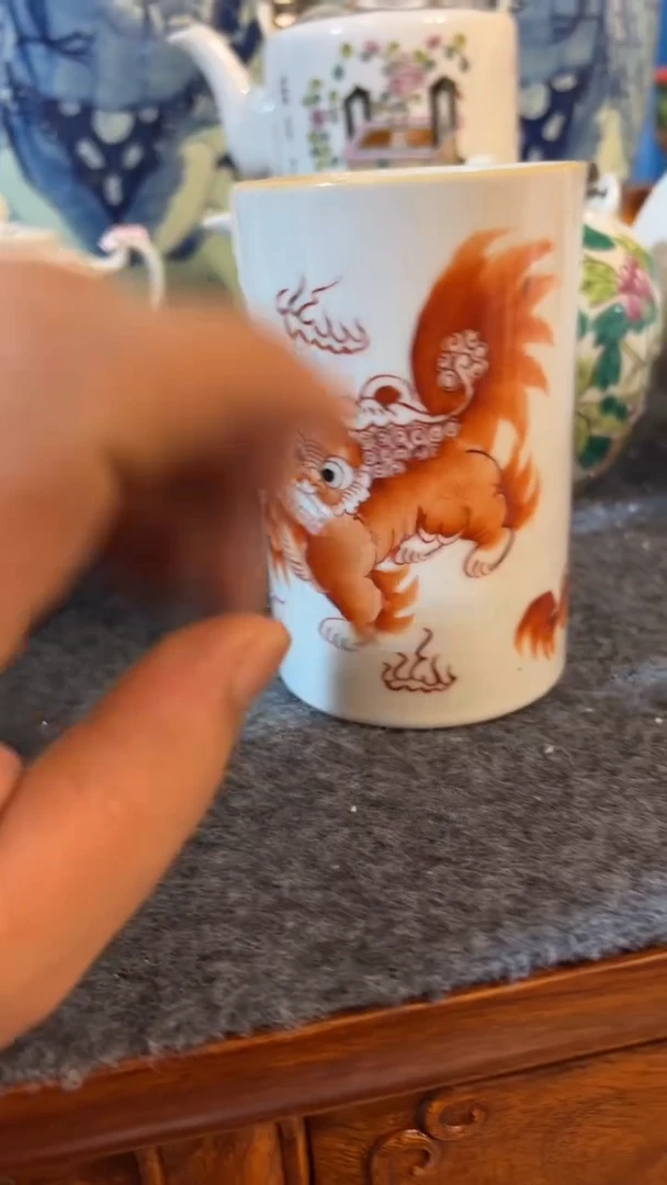 摆件瓷摆件瓷摆件狮子笔筒