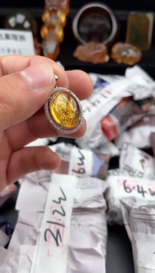 【闪购商品】琥珀颈饰银S925镶嵌阴雕连年有鱼吊坠