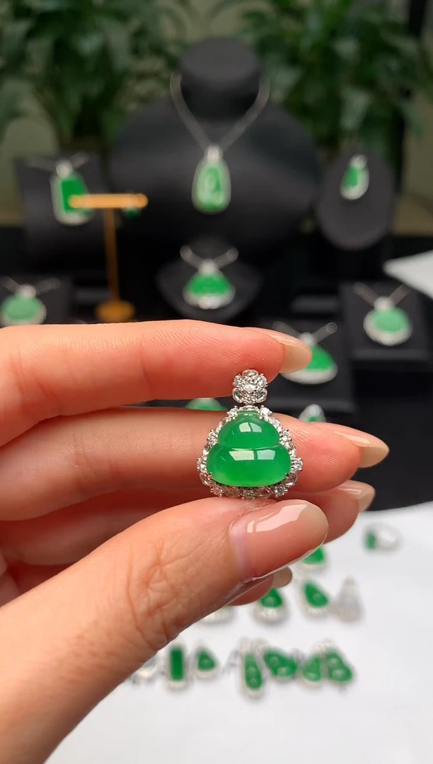 颈饰18K金镶嵌翡翠葫芦