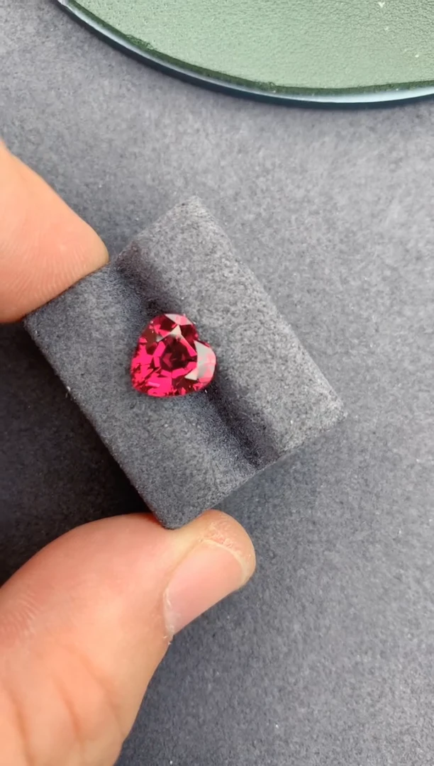 未镶嵌裸石石榴石3ct 镁铝榴石心形