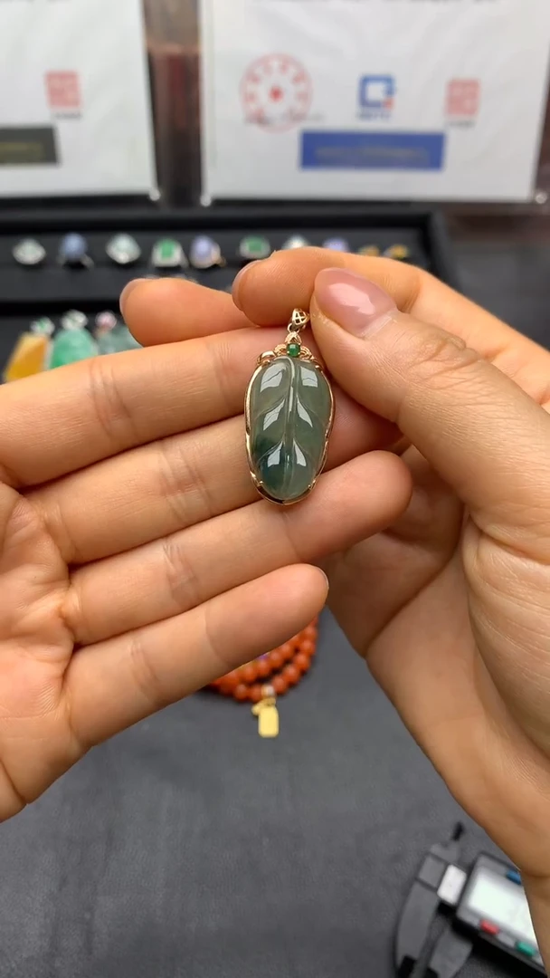 颈饰18K金镶嵌翡翠叶子