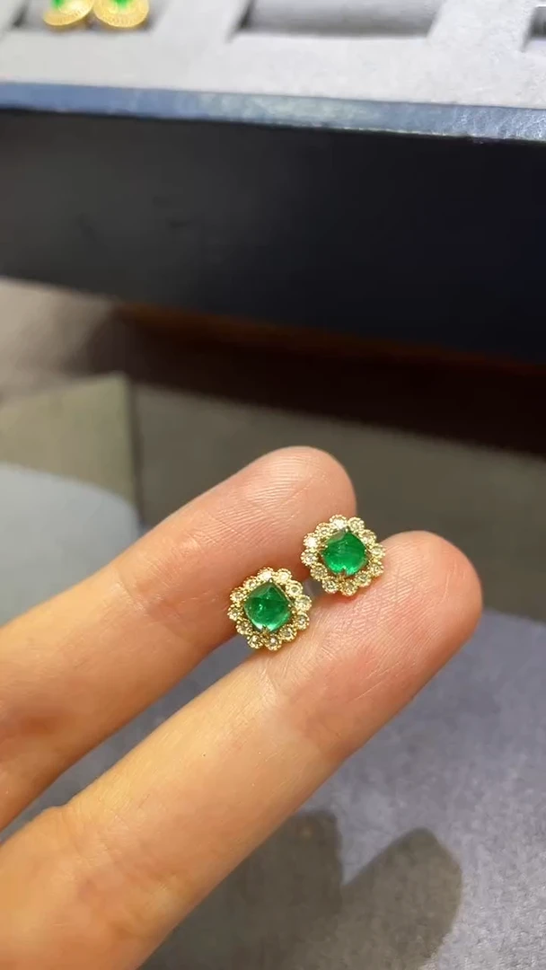 耳饰18K金镶嵌祖母绿1.05ct