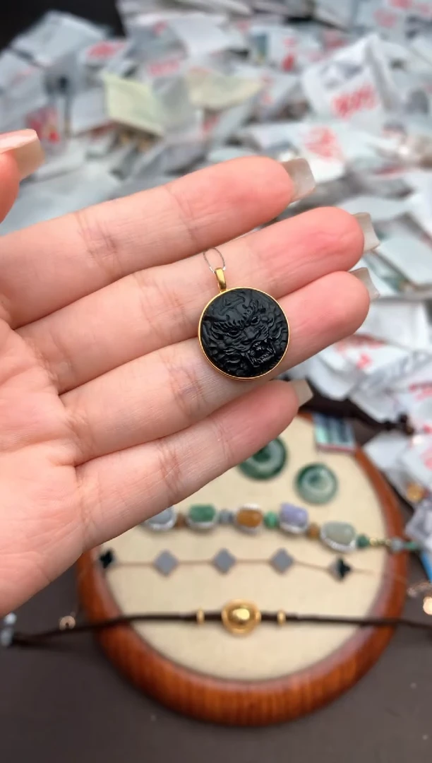 18K金镶嵌挂件翡翠一