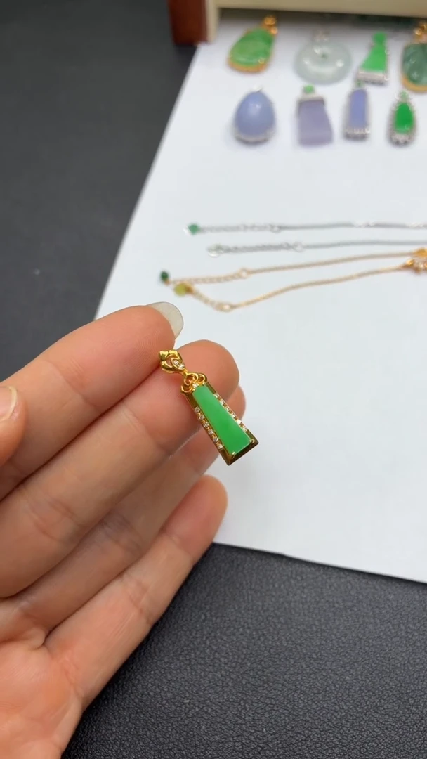 颈饰18K金镶嵌翡翠天然翡翠A货
