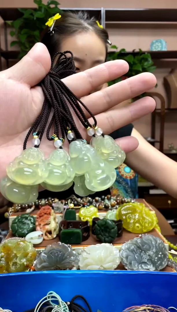 未镶嵌岫玉吊坠多样性发货发其中之一