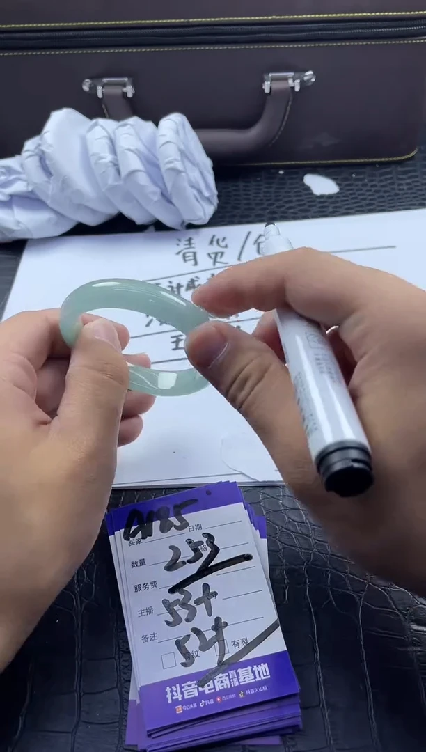 时尚大女王冰透美人镯处理A185