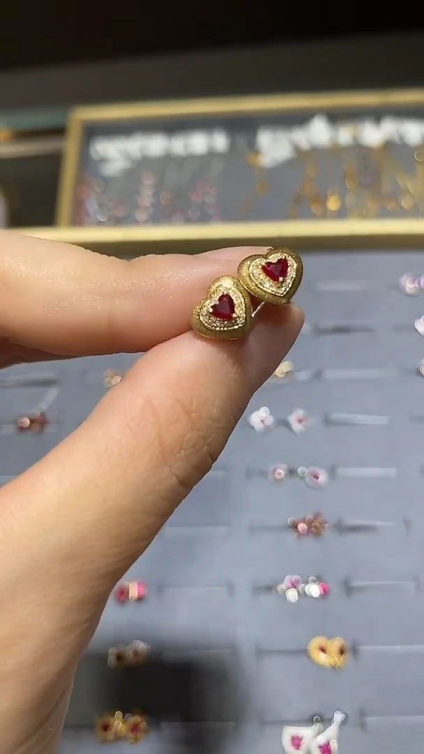 18K金镶嵌耳饰红宝石