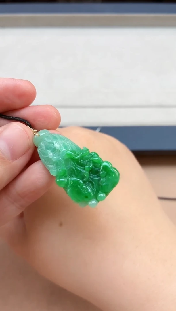 翡翠18K金镶嵌颈饰百财