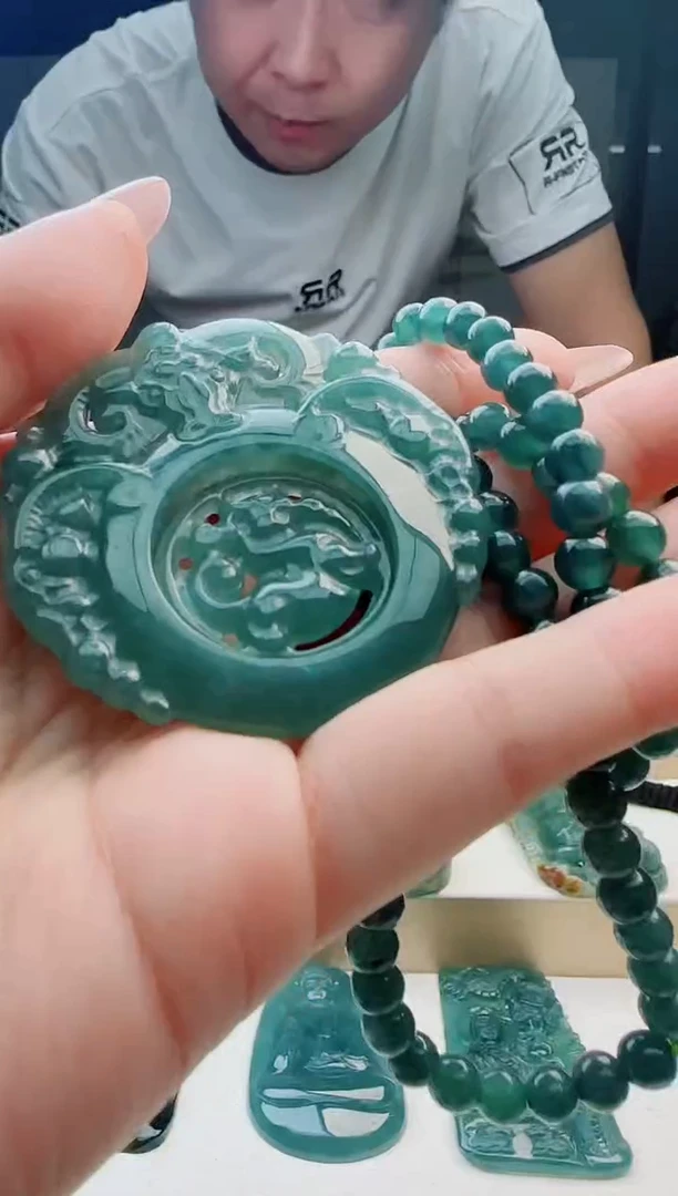 颈饰未镶嵌翡翠多样性发其中一