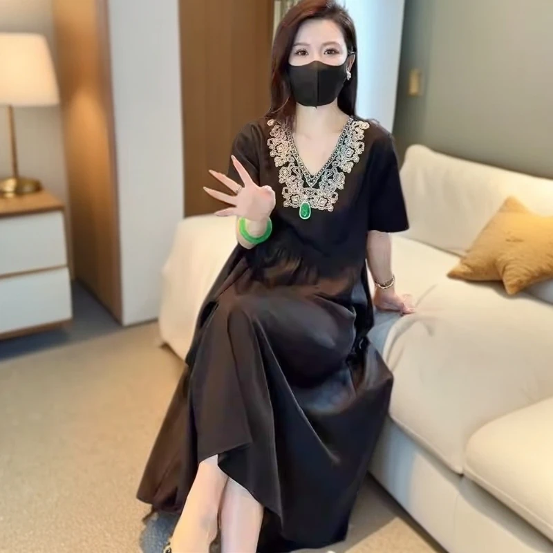 高级感气质V领刺绣蕾丝连衣裙女宽松显瘦法式小黑裙夏季2025新款