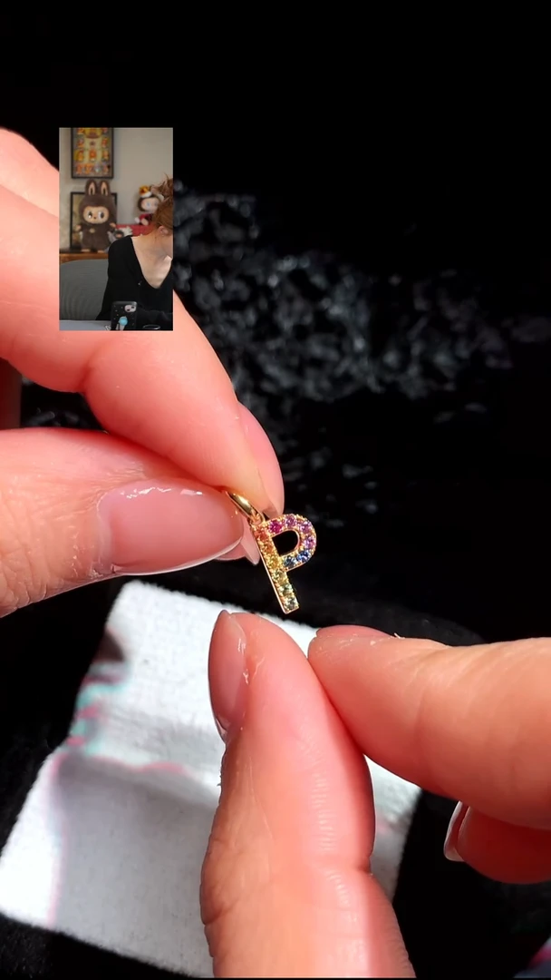 颈饰彩色蓝宝石18K金镶嵌P字母吊坠